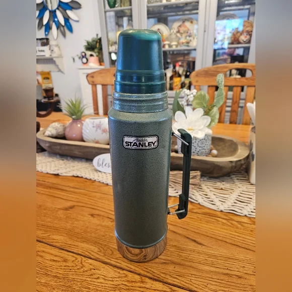 Vintage Stanley Aladdin Green Thermos 1 Qt Vacuum Bottle A-944DH Made In USA - Picture 2 of 5